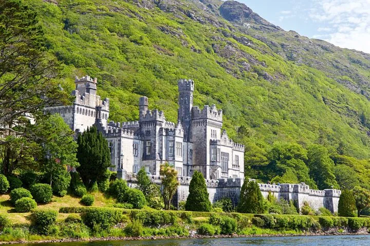 Explore Ireland's Wild West: 2-Day Chauffeur Tour of Connemara & Galway from Dublin