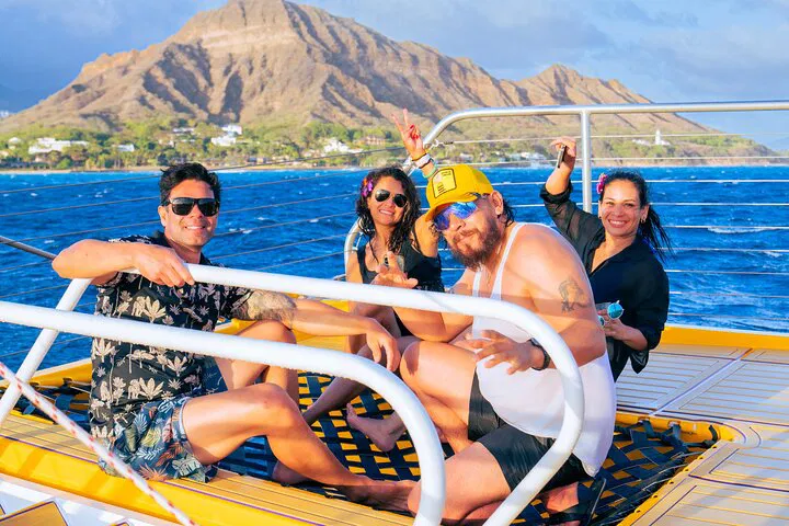 Waikiki Beach: Diamond Head Sailing Adventure with Drinks