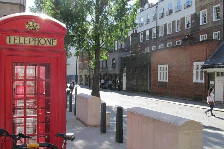 Step into History: London Pub Tour with a Pint