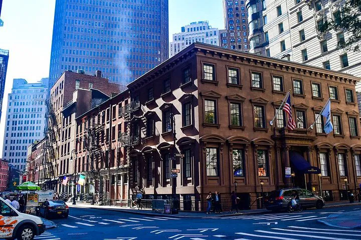 Uncover Manhattan's Secrets: An Interactive Scavenger Hunt Adventure!