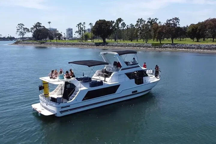 San Diego Bay Party Yacht: Cruise, Dance & Unforgettable Memories!