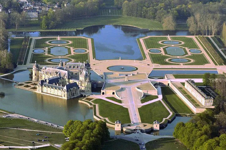 Seamless Castle Transfer: Paris to Chantilly/Montvillargenne Private Ride