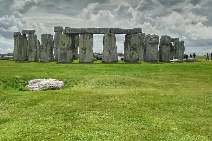 Stonehenge Layover: Uncover Ancient Mysteries on a Private Tour from Heathrow