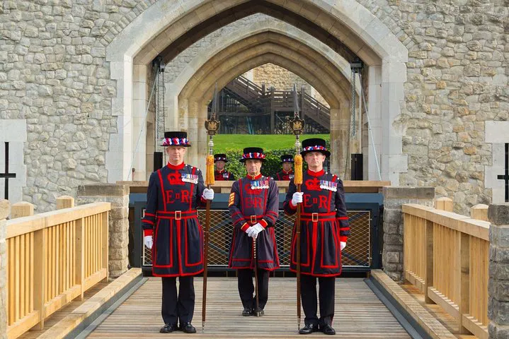 Royal London Adventure: Tower, St. Paul's & Thames Cruise!