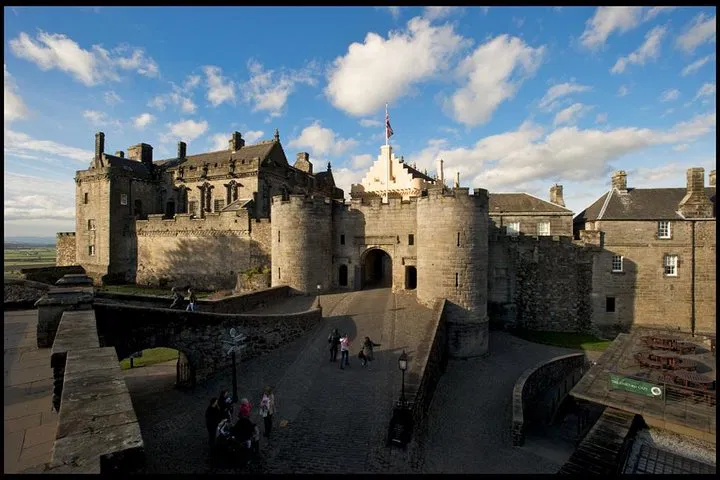 Uncover Stirling's Secrets: Castle & Old Town Guided Tour