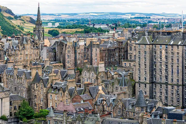 Uncover Edinburgh's Secrets: A Personalized City Exploration