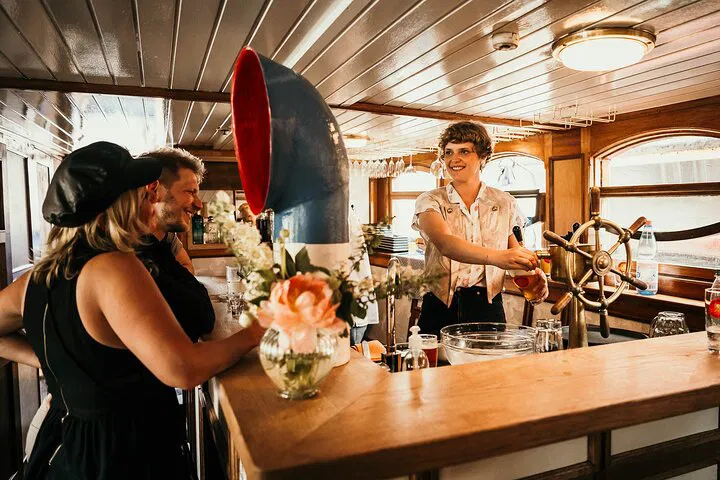 Berlin Sunset Cruise: Old Town Beer & Steamship Tour