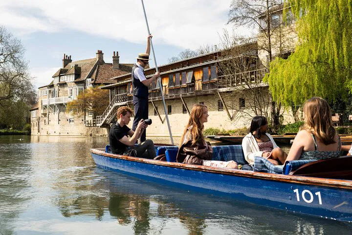 Cambridge Punting Tour: See Colleges & History