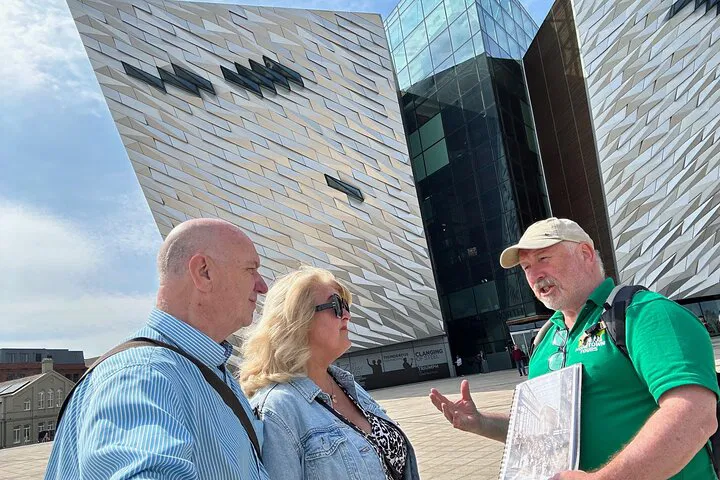 Belfast Taxi Tour: Political Murals & Top Sights