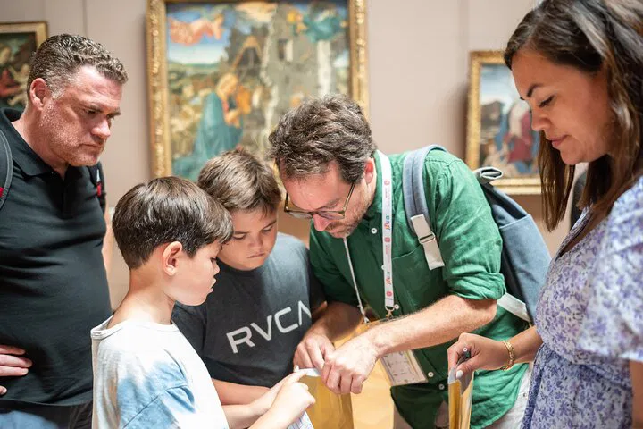 Paris Louvre: Kids Treasure Hunt Private Tour