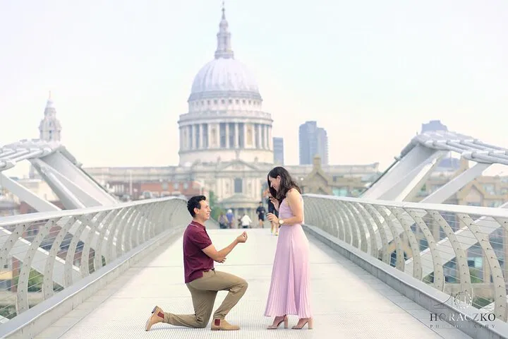 Romantic London Proposal: St. Paul's Cathedral Engagement Photo Shoot