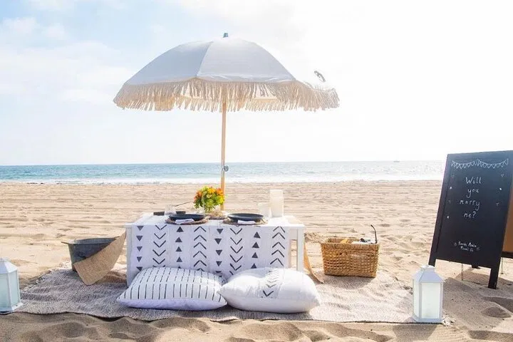 Santa Monica Beach Bliss: Your Curated Picnic Escape!
