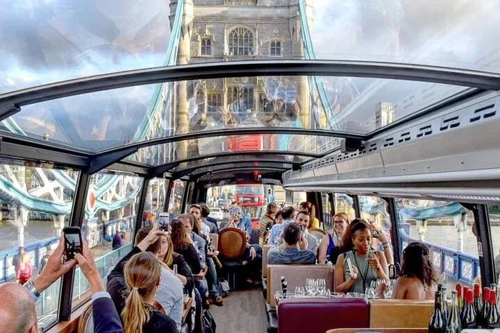 London's Culinary Canvas: A Luxurious Gastronomic Bus Tour