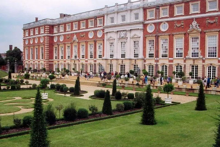 Stress-Free Airport Transfers: Heathrow to Kingston & Beyond