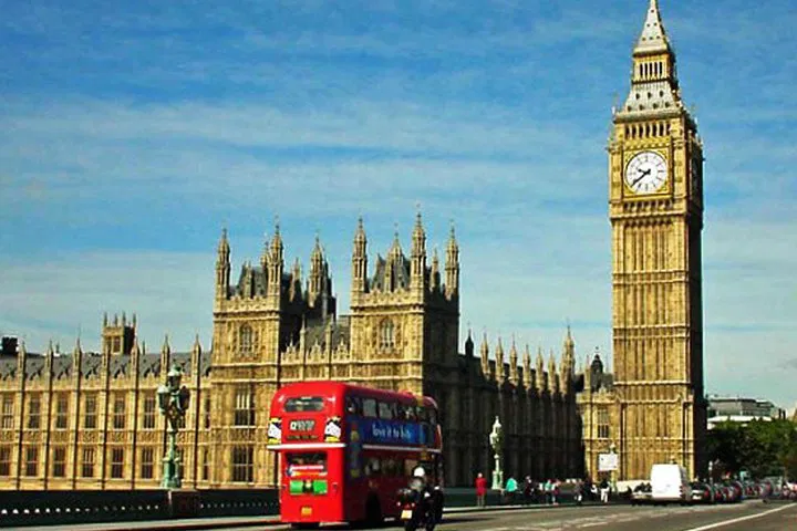 Effortless Airport Transfer: Gatwick to Heathrow via London's Iconic Sights