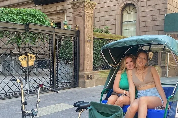 XOXO: Step into the Elite World with a Gossip Girl Pedicab Tour!