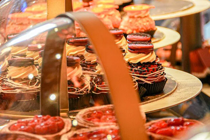 London's Sweetest Adventure: West End Donut & Sights Expedition