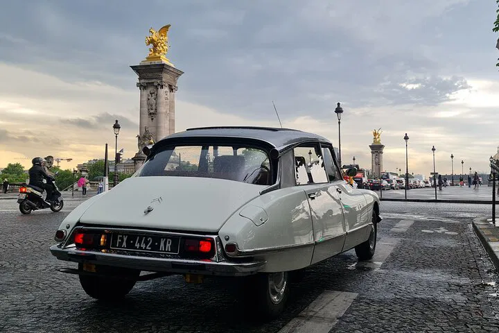Paris in Style: Vintage Citroën DS Tour with Open Roof!