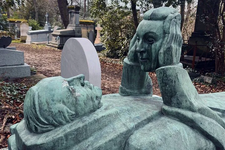 Père Lachaise Cemetery: Solve a Parisian Murder!