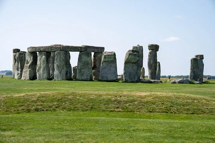Uncover Ancient Wonders: A Luxurious Private Day Trip to Bath & Stonehenge
