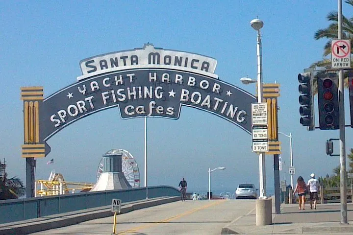 Discover LA's Iconic Coastline: A Luxurious Santa Monica, Venice & Malibu Tour