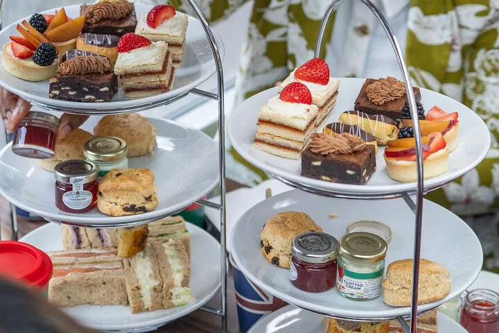 Buckingham Palace, Tea & London Bus Tour