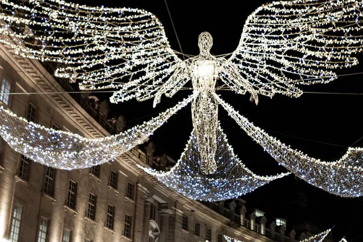 London Christmas Walking Tour: Lights & Festive Spirit!