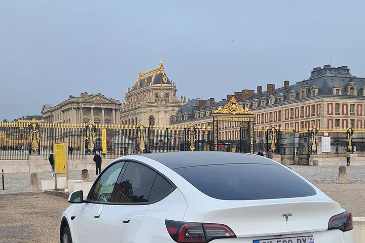 Royal Arrival: Stress-Free Transfer to Versailles Palace