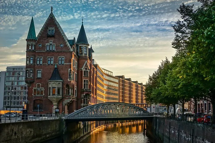Unlock History: Berlin to Hamburg Private Transfer with a Sanssouci Stop