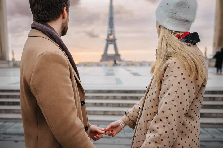 Eiffel Tower Video Reel: Capture Your Parisian Romance!