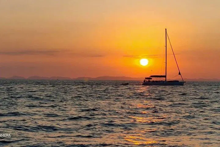 Phi Phi Sunrise Tour: Beat the Crowds!