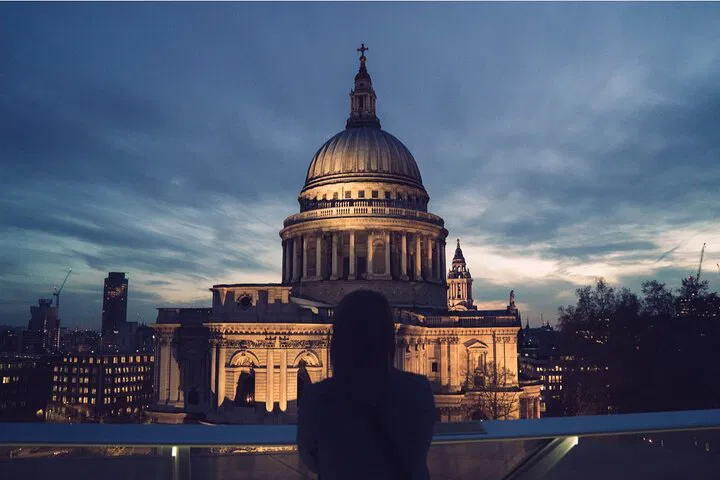 London Ghost Hunt: Self-Guided Walking Adventure
