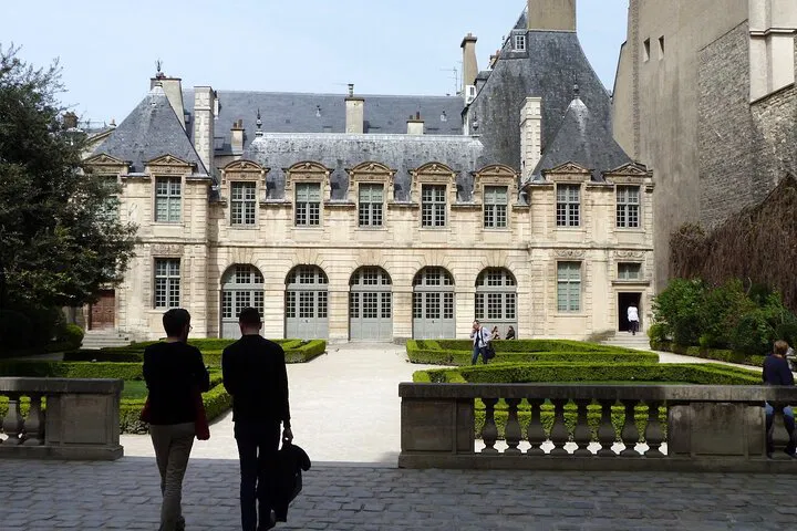 Parisian Wonders: An Immersive Tour of Montmartre, Le Marais & Crazy Horse