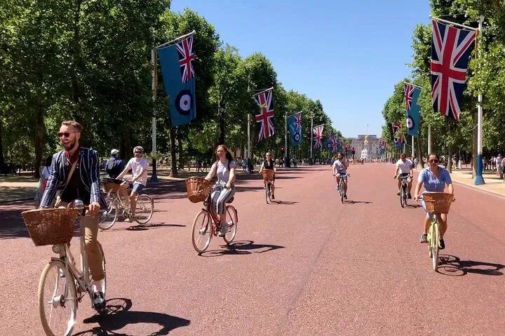 Royal London Bike Adventure: Pubs, Palaces, and Street Art
