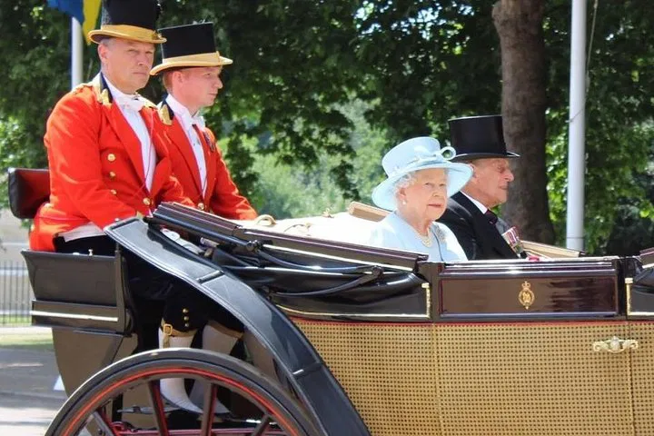 Uncover Royal Secrets: A Personalized London Taxi Adventure