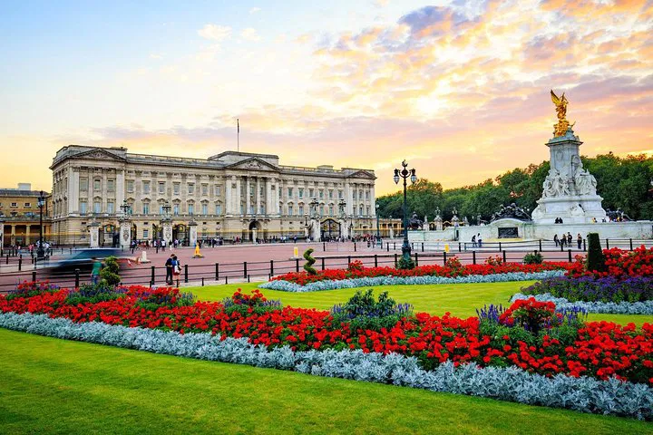 Discover London in Style: Your Private Chauffeured Minivan Adventure