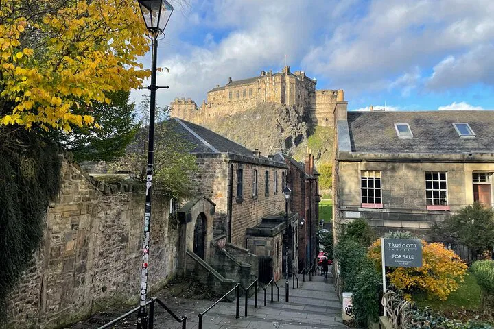 Edinburgh's Grandeur: A Luxurious Private Driving Tour