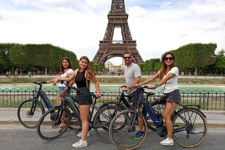 Glide Through Paris: Private E-Bike Tour of Iconic Highlights