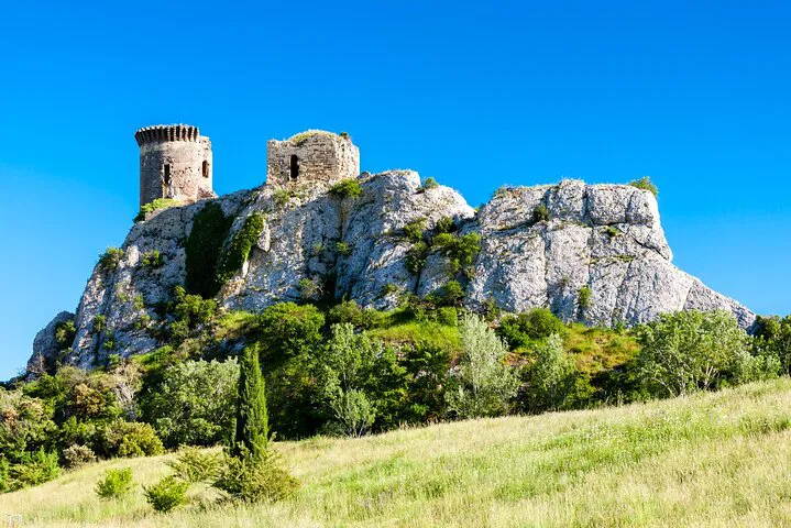 Unveiling Châteauneuf-du-Pape: A Luxurious Wine Tour from Avignon