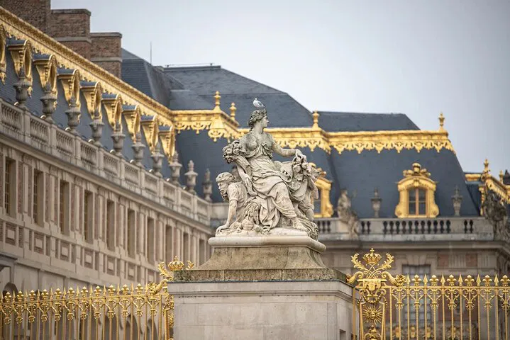 Paris in Style: Vintage Car Tour with Louvre & Versailles