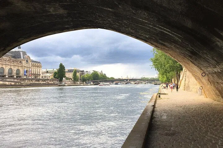 Uncover Paris's Past: A Historical Walking Tour Adventure