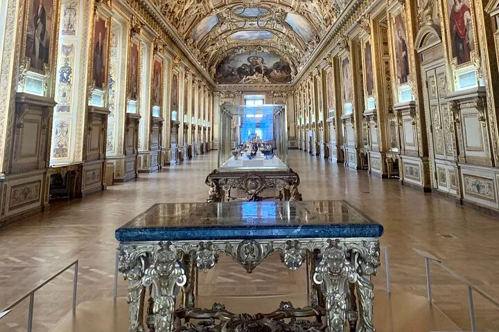 Louvre: Private Tour of Wonders & Hidden Art Treasures
