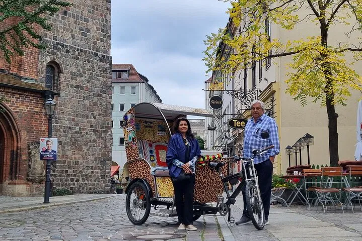 Berlin's Romantic Rickshaw Ride: City & Photo Tour