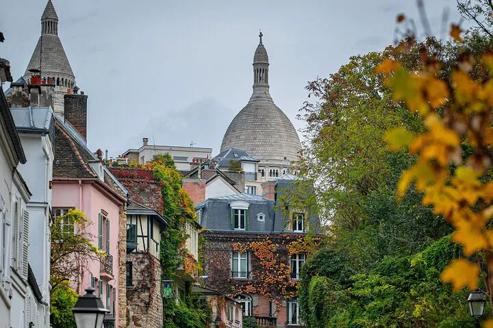 Montmartre's Secrets: Cabaret, Absinthe & Bohemian Tour