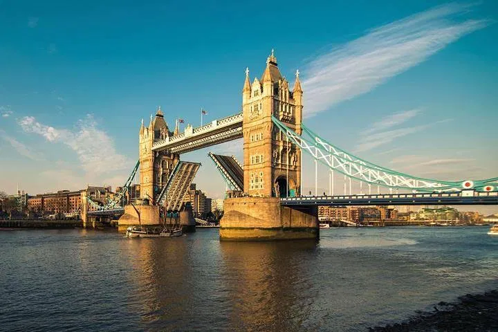 Stress-Free East London Cruise Transfer to Southampton
