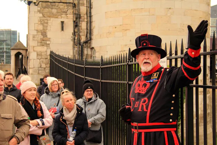 Tower of London Tour: Beefeater Meet & Crown Jewels