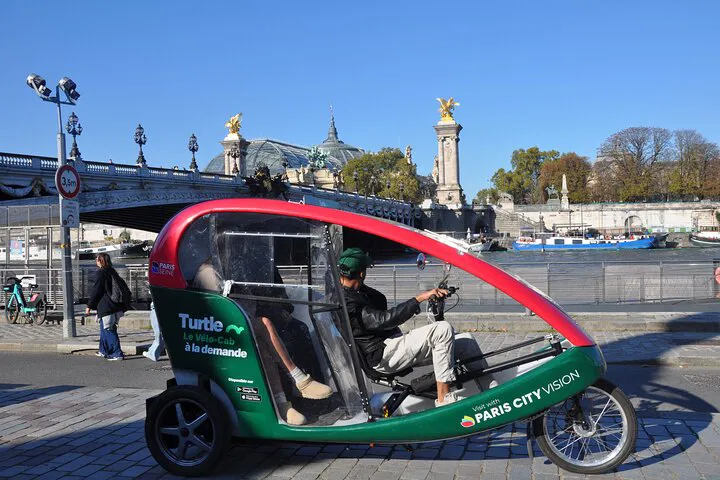 Glide Through Paris: Private Rickshaw Tour of Iconic Sights