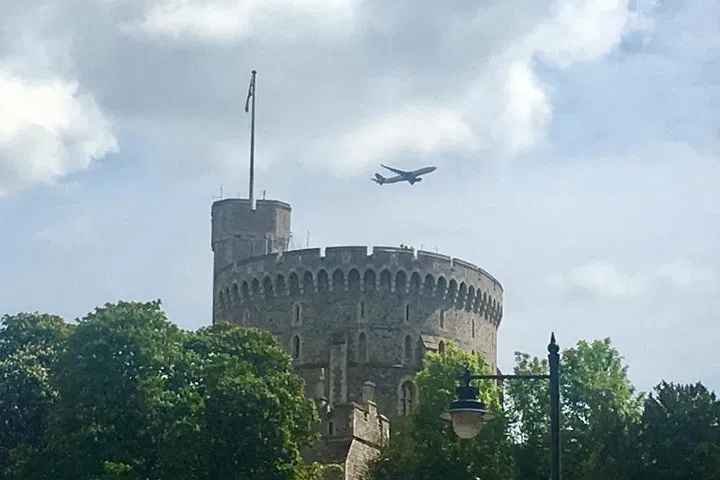 Royal Arrival: Gatwick to London via Windsor Castle Private Tour