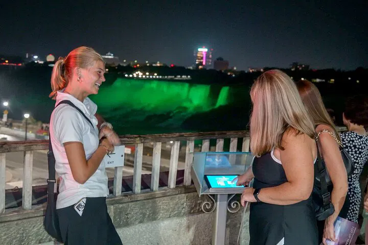 Niagara Falls Night: Walk, Dine & Fireworks Boat Extravaganza!