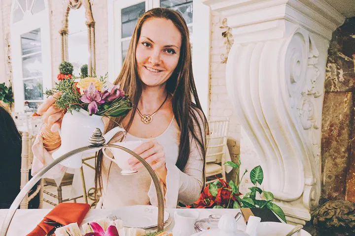 Enchanting Christmas in Old Pasadena: A Festive Tea & Lights Tour